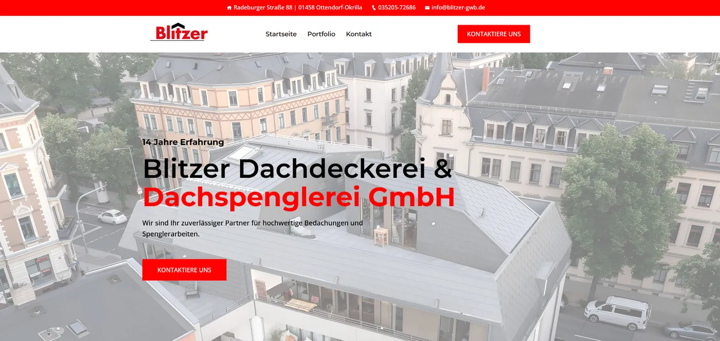 Startseite der Blitzer Dachdeckerei & Dachspenglerei GmbH mit Luftbild eines Dachs und rotem Kontakt-Button